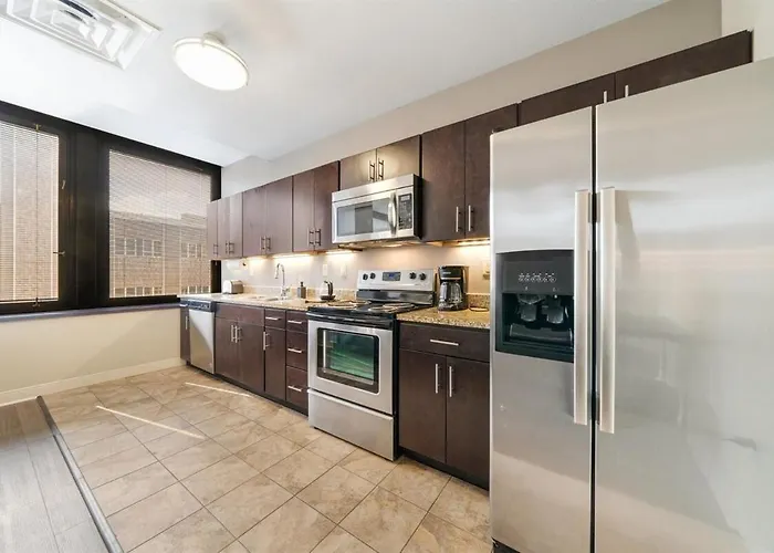 Modern Chic Downtown 6th Floor Views Fast Wifi 24-7 Gym Lounge Roku Apartment *